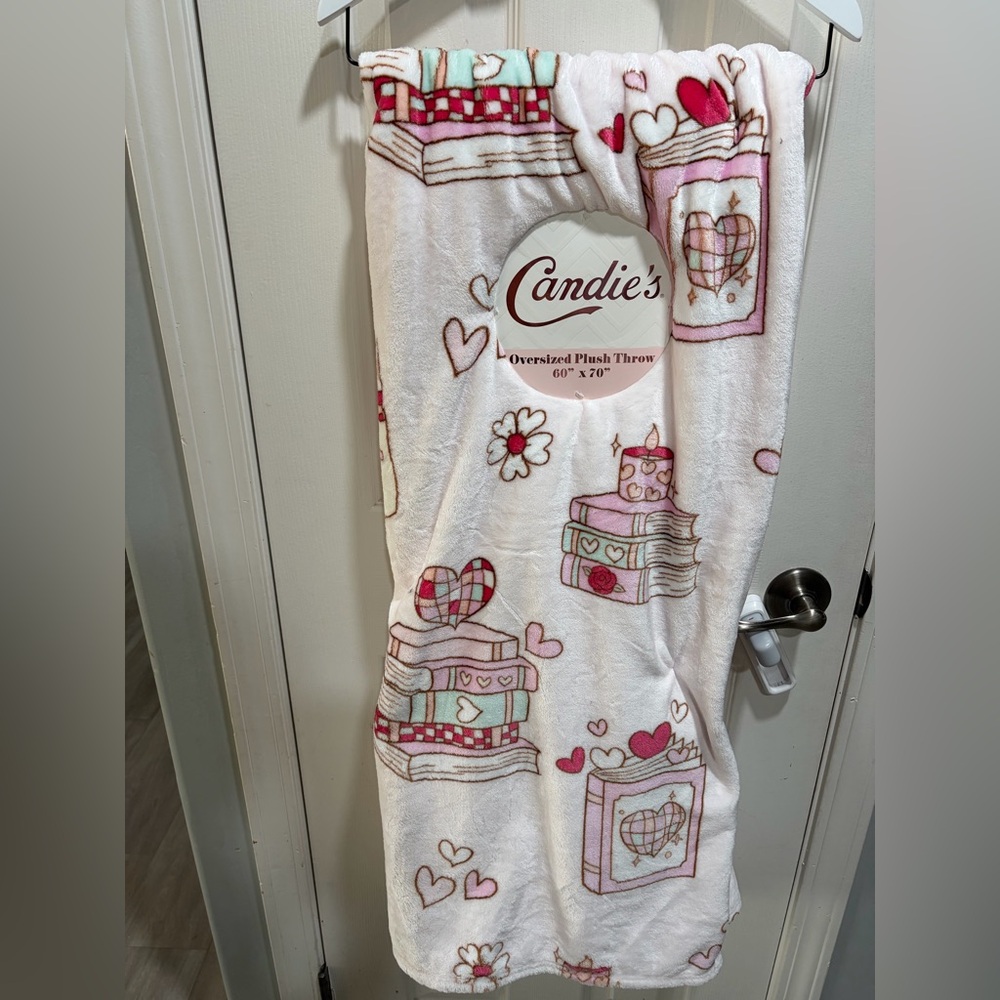 Candie's Book Design Throw Blanket - White with Pink and Red Hearts